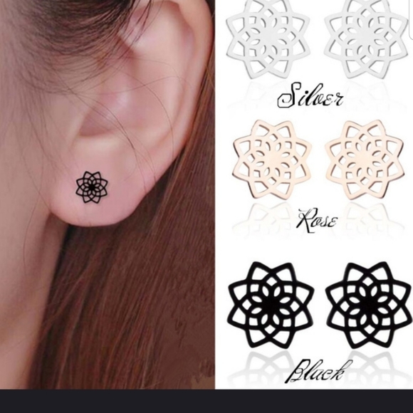 Jewelry - Gorgeous Hollow Snow Lotus stud earrings in GOLD